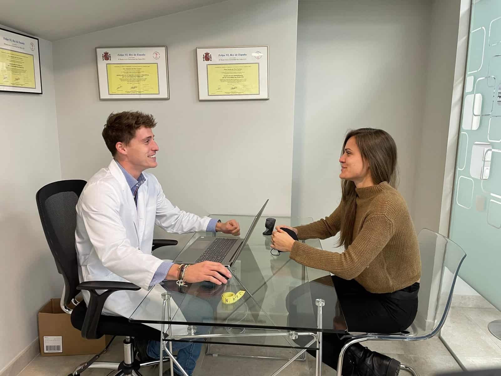 Alejandro del Pino en una consulta nutricional personalizada con una paciente, mostrando el enfoque profesional y adaptado de Nubamind.