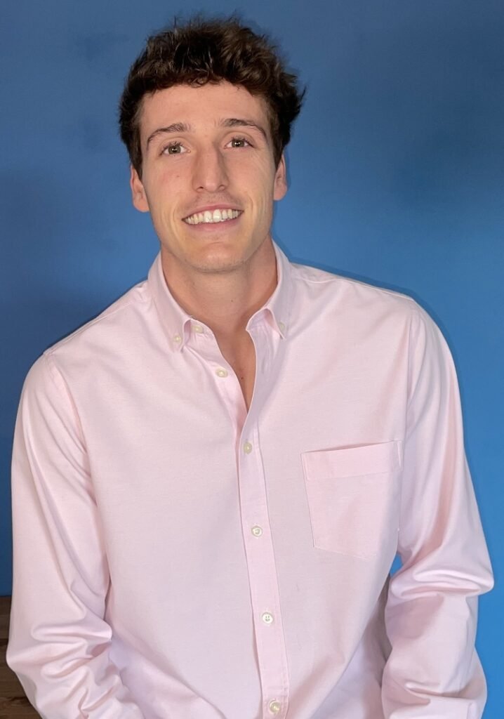 Alejandro del Pino, nutricionista y fundador de Nubamind, en consulta con bata, listo para ofrecer un enfoque nutricional adaptado y consciente.