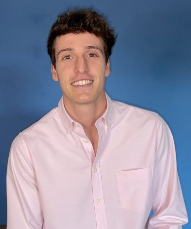 Tu Nutricionista de Confianza en Nubamind Alejandro del Pino, nutricionista y fundador de Nubamind, en consulta con bata, listo para ofrecer un enfoque nutricional adaptado y consciente.